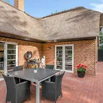 Lovely Thatched With And Sauna Сasa de vacaciones *