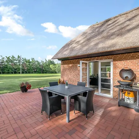 Сasa de vacaciones Lovely Thatched With And Sauna *