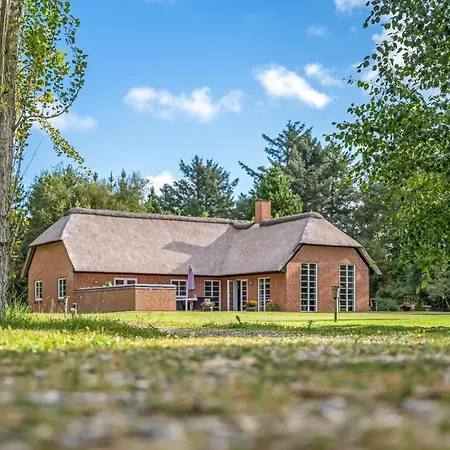 Lovely Thatched With And Sauna Сasa de vacaciones