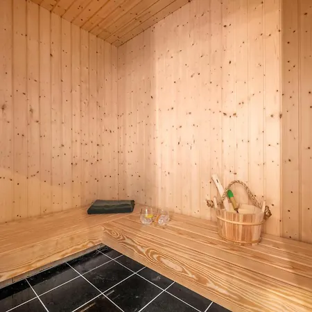 Сasa de vacaciones Lovely Thatched With And Sauna *