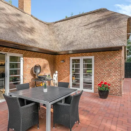 Lovely Thatched With And Sauna Сasa de vacaciones *
