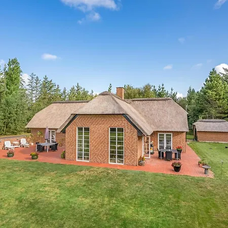 Lovely Thatched With And Sauna Сasa de vacaciones *
